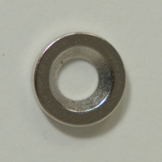 This countersunk magnetic ring is 10mm in diameter and allows for the firm connection between the bottom of a tracker and the strap adapter.